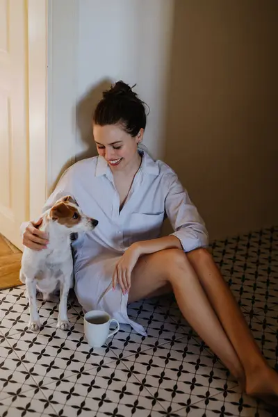 Een Vrouw Een Pyjama Vloer Spelend Met Haar Schattige Hond — Stockfoto