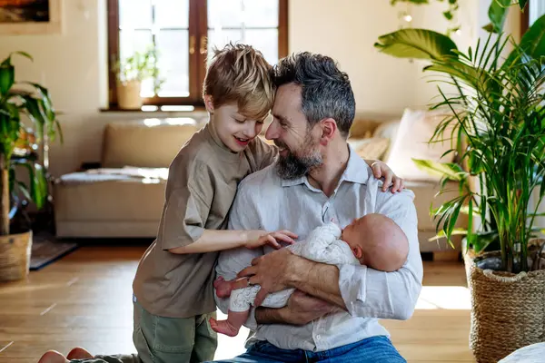 Ayah Dan Anak Yang Mengandung Bayi Yang Baru Lahir Saudara — Stok Foto
