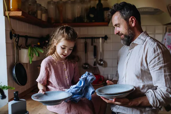 Ayah Dan Anak Memasak Bersama Dapur Membersihkan Buah Wastafel Ayah — Stok Foto