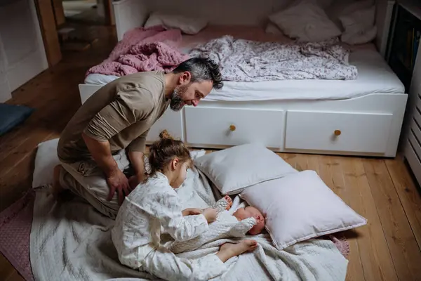 Gadis Itu Membantu Ayahnya Mengganti Popok Bayi Saudara Baru Konsep — Stok Foto