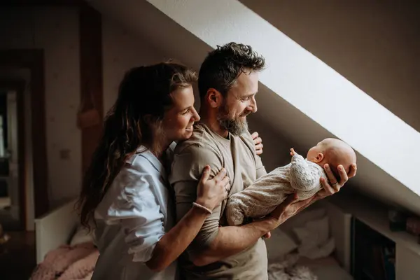 Föräldrar Som Håller Nyfödda Barn Tittar Kärleksfullt Nyfödda Ovillkorlig Faderskärlek — Stockfoto