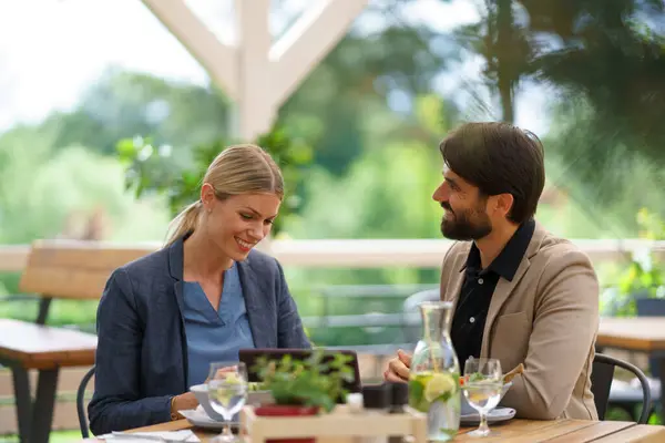 Almoço Negócios Para Dois Gerentes Discutindo Novo Projeto Negócios Casal — Fotografia de Stock