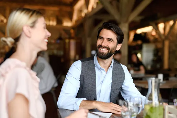 レストランでのデートで幸せなカップル 夫と妻がテーブルに座り ブランチ 現代のカフェでのランチ — ストック写真