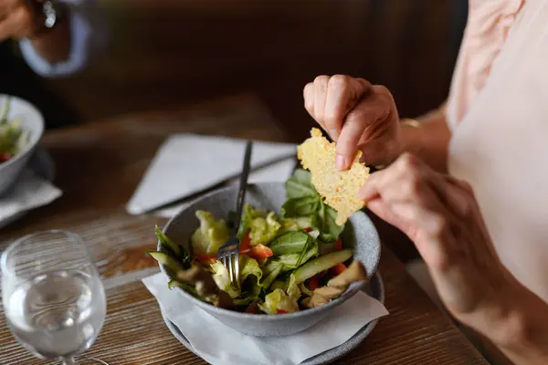 Close Salada Legumes Servindo Restaurante Cliente Comer Alimentos Saudáveis Tigela — Fotografia de Stock