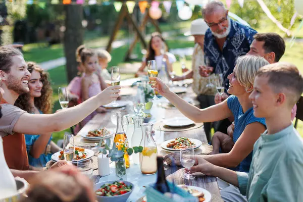 Aile Arkadaşlar Yaz Bahçe Partisinde Kadeh Tokuşturuyorlar Masada Kutlama Tostu — Stok fotoğraf