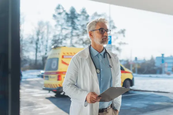 Porträtt Mogna Läkare Sjukhuskorridoren Snygg Läkare Med Grått Hår Bär — Stockfoto
