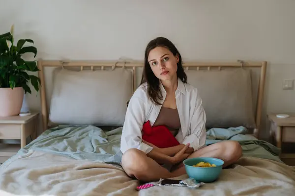Junge Frau Hause Die Unter Menstruationsschmerzen Leidet Und Krämpfe Hat — Stockfoto