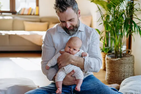 Ayah Menggendong Bayinya Yang Baru Lahir Konsep Hari Ayah Dan — Stok Foto
