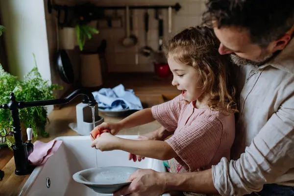 Ayah Dan Anak Memasak Bersama Dapur Membersihkan Buah Wastafel Ayah — Stok Foto