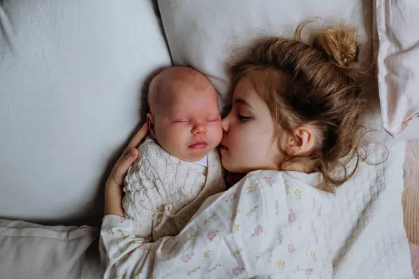 Portrait Big Sister Cuddling Newborn Little Baby Gadis Berbaring Dengan — Stok Foto