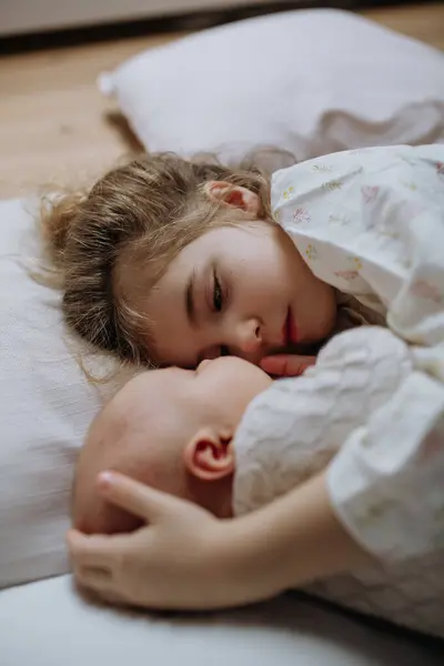 Portrait Big Sister Cuddling Newborn Little Baby Gadis Berbaring Dengan — Stok Foto
