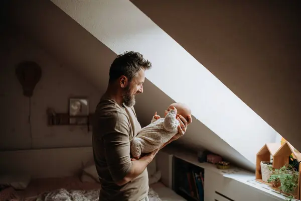 Ayah Menggendong Bayinya Yang Baru Lahir Konsep Hari Ayah Dan — Stok Foto