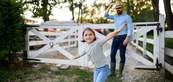 ファミリーファミリーの肖像画 父と若い娘は ファミリーファームの木製フェンスに立っています 多世代農業の概念 ストックフォト
