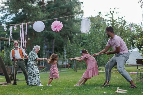 Kakek Nenek Memiliki Tarik Menarik Perang Dengan Cucu Cucu Mereka — Stok Foto