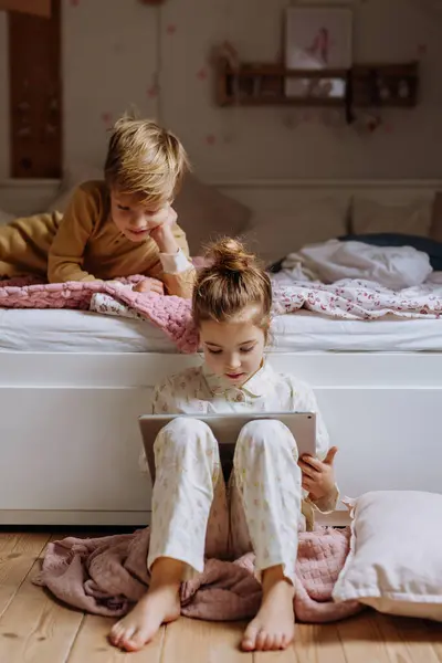 Kardeşler Tabletten Bir Şey Izliyor Çocuk Yatakta Yatıyor Tatlı Kız — Stok fotoğraf
