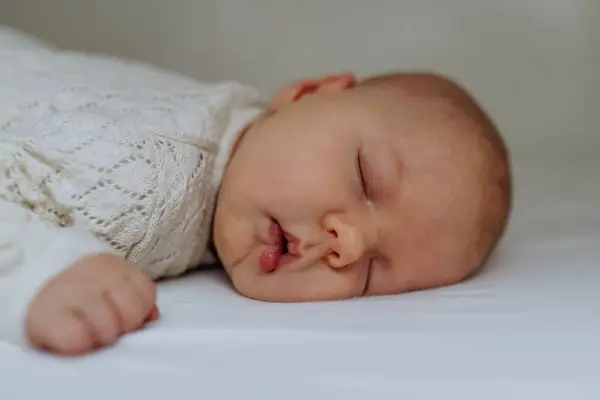 Yatakta Uyuyan Şirin Bir Bebeğin Portresi Karın Üstü Uzanmış Kapalı Telifsiz Stok Fotoğraflar