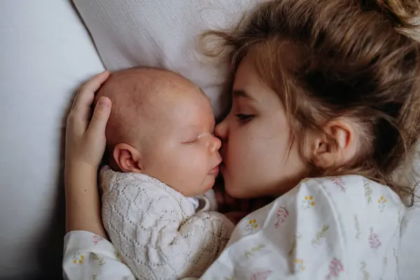 Büyük Ablanın Portresi Yeni Doğmuş Bebeğe Sarılıyor Küçük Bebek Kız Stok Fotoğraf