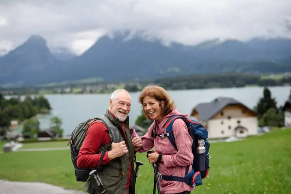 Pasangan Lansia Aktif Mendaki Bersama Sama Pegunungan Musim Gugur Wisatawan — Stok Foto