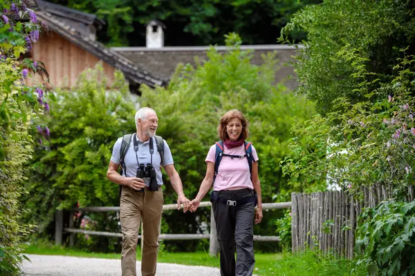 Couple Âgé Actif Voyage Ensemble Début Journée Printemps Touristes Seniors — Photo
