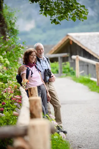 Aktives Älteres Ehepaar Auf Gemeinsamer Fahrt Einem Frühlingstag Seniorentouristen Besuch — Stockfoto