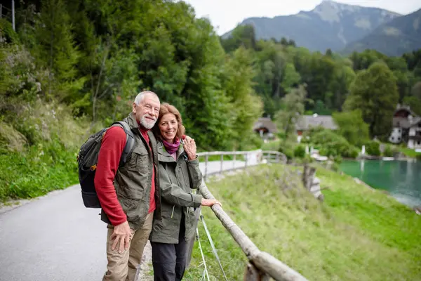 Couple Âgé Actif Randonnée Ensemble Dans Les Montagnes Automne Touristes — Photo