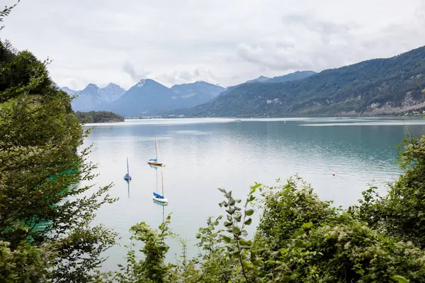 Pemandangan Danau Gunung Dengan Perahu Dan Alam Yang Indah High — Stok Foto