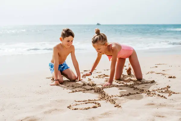 Saudara Bermain Pantai Menggambar Tic Tac Toe Pasir Gadis Tersenyum — Stok Foto