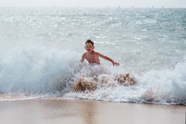 Anak Muda Bermain Berlari Dan Percikan Ombak Laut Yang Kuat — Stok Foto