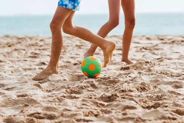 Saudara Bermain Pantai Dengan Bola Bermain Sepak Bola Konsep Liburan — Stok Foto