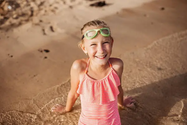 Gadis Muda Pantai Gadis Pirang Tersenyum Menikmati Pantai Berpasir Melihat — Stok Foto