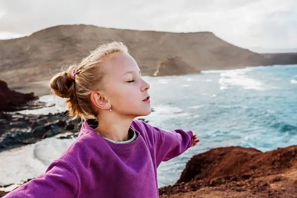 Gadis Muda Dengan Mata Tertutup Menikmati Angin Laut Bertiup Wajah — Stok Foto