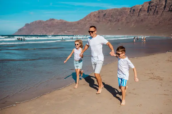 Ayah Dengan Dua Anak Berlari Pantai Keluarga Muda Menikmati Pantai — Stok Foto