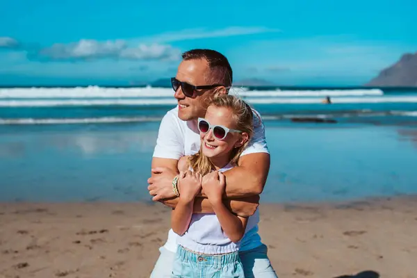 Ayah Merangkul Putri Berdiri Pantai Ayah Dan Gadis Menikmati Pantai — Stok Foto