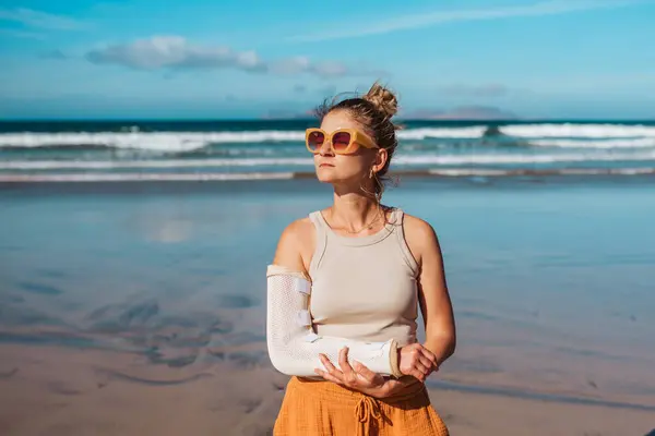 Beautiful Woman Broken Arm Beach Arm Cast Injured Family Vacation — Stock Photo, Image