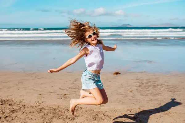 Melompat Gadis Pantai Gadis Pirang Tersenyum Menikmati Pantai Berpasir Melihat — Stok Foto