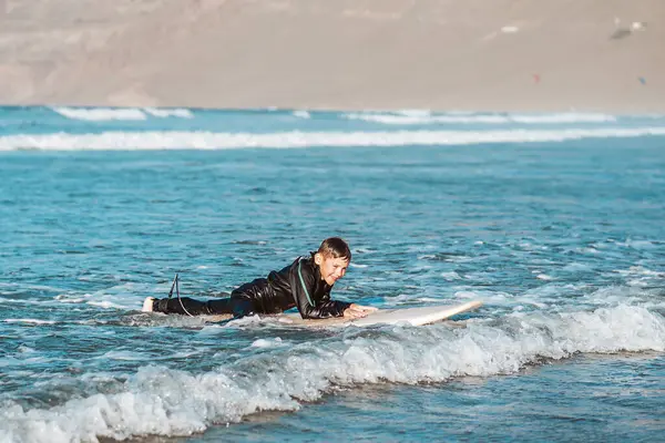 Anak Muda Berselancar Ombak Laut Anak Laki Laki Tersenyum Dalam — Stok Foto