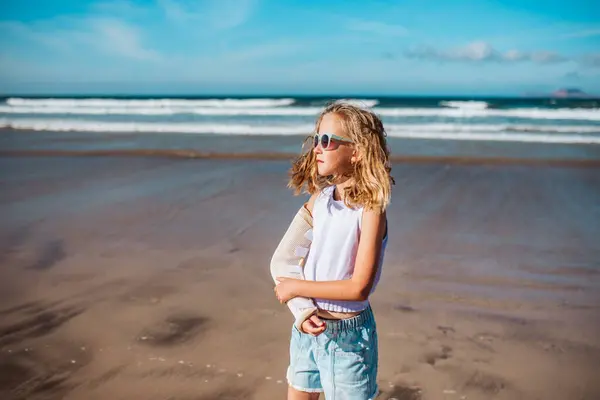 Gadis Dengan Lengan Patah Pantai Gadis Pirang Muda Telah Lengan — Stok Foto