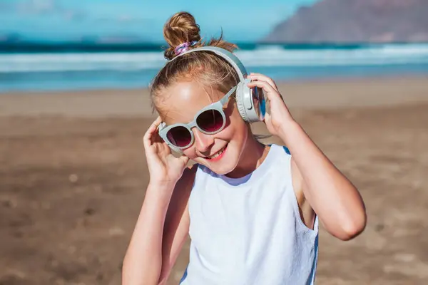 Gadis Dengan Headphone Berdiri Pantai Gadis Pirang Tersenyum Menikmati Pantai — Stok Foto