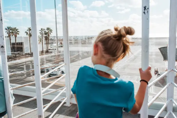 Gadis Melihat Melalui Jendela Bandara Tujuan Liburan Bersemangat Tentang Laut — Stok Foto