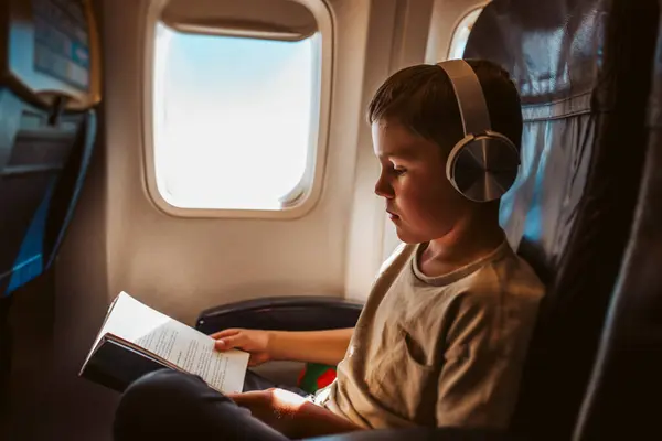 비행기에서 헤드폰을 아이들과 휴가의 — 스톡 사진