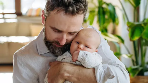 Vater Hält Sein Neugeborenes Baby Bedingungslose Vaterliebe Und Vatertagskonzept Stockbild