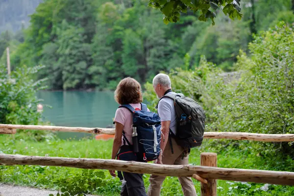 Bahar sabahının erken saatlerinde birlikte geziye çıkmış yaşlı bir çift. Üst düzey turistler yeni yerleri geziyor. Gezmek, el ele tutuşmak..