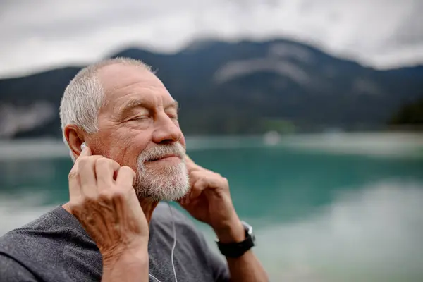 Senior Listening Music While Running Lake Nature Elderly Man Exercising — Stock Photo, Image