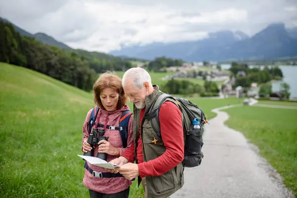 Aktive Senioren Wandern Gemeinsam Den Bergen Und Genießen Die Natur Stockfoto