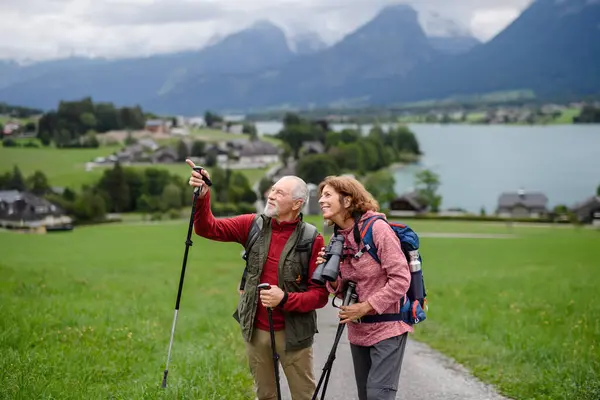 Retrato Pareja Ancianos Activos Caminando Juntos Las Montañas Turistas Mayores Imagen de archivo