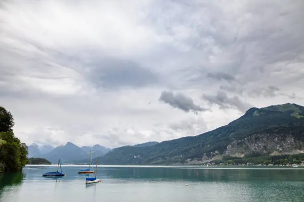 Pohled Horské Jezero Loďkami Krásnou Přírodou Vysoké Tatry Slovensko Krajina Stock Snímky