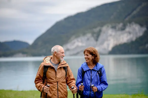 Bahar Dağlarında Birlikte Yürüyüş Yapan Güzel Aktif Yaşlı Bir Çiftin - Stok İmaj