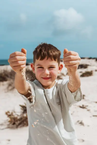 Anak Dengan Pasir Jatuh Dari Kepalan Tangannya Berdiri Pantai Liburan — Stok Foto