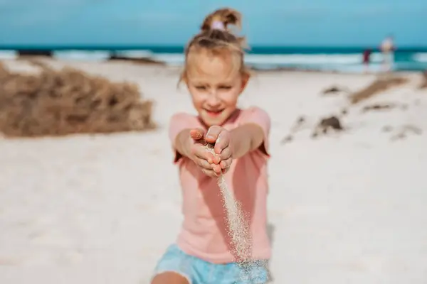 Gadis Dengan Pasir Jatuh Dari Kepalan Tangannya Berdiri Pantai Liburan — Stok Foto