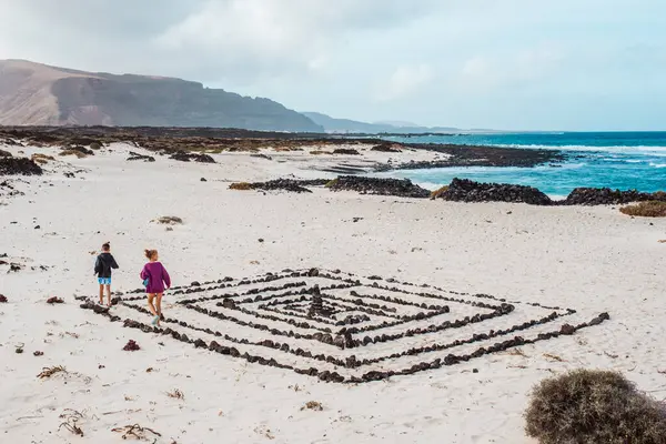Saudara Berjalan Pantai Pulau Canary Konsep Liburan Musim Panas Bersama — Stok Foto